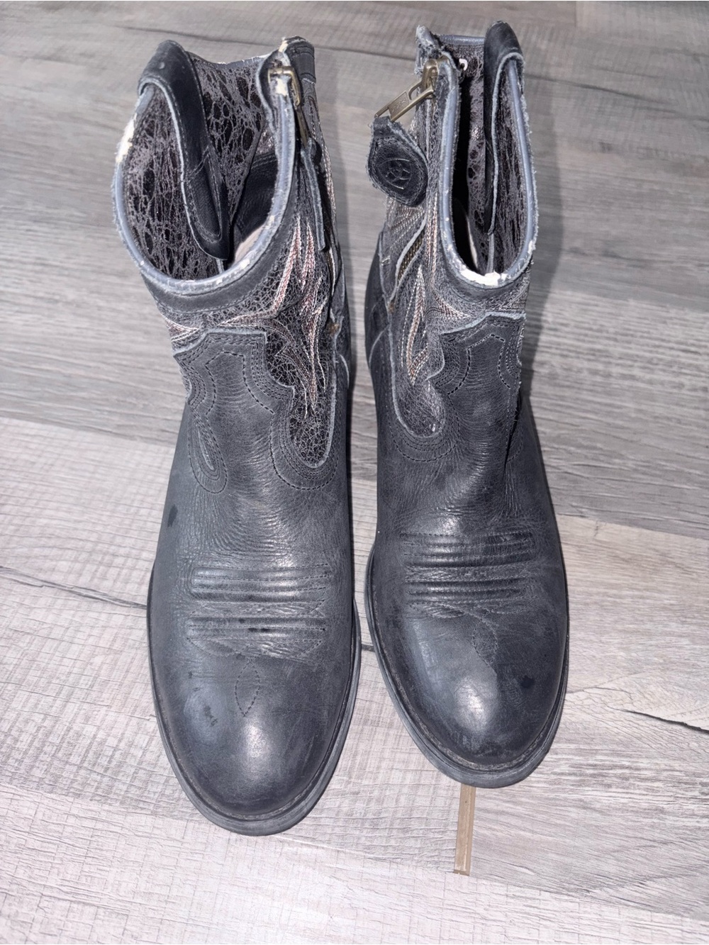 Ariat Unbridled Leather Distressed Boots size 8b western cowboy cowgirl rodeo